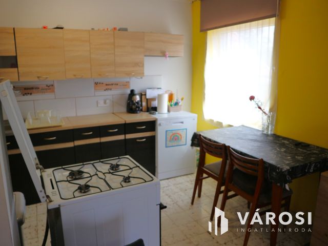 Répcelak központban,2gener.240m2,7szobás,hitelezhető,eladó.