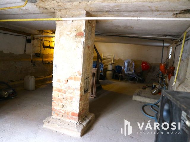 Répcelak központban,2gener.240m2,7szobás,hitelezhető,eladó.