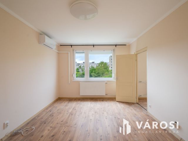Felújított, nappali + 2 hálós panel Újpalotán