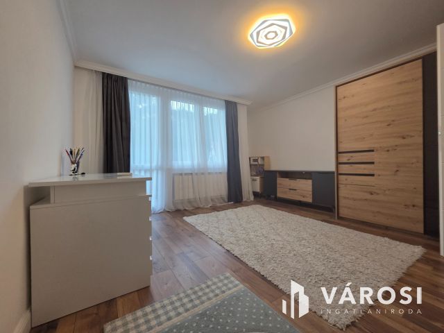 170 m²-es városi villa saját parkkal – a Károlyi telepen