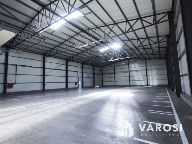 Kiváló állapotú, 1650 m2-es raktár, csarnok kiadó