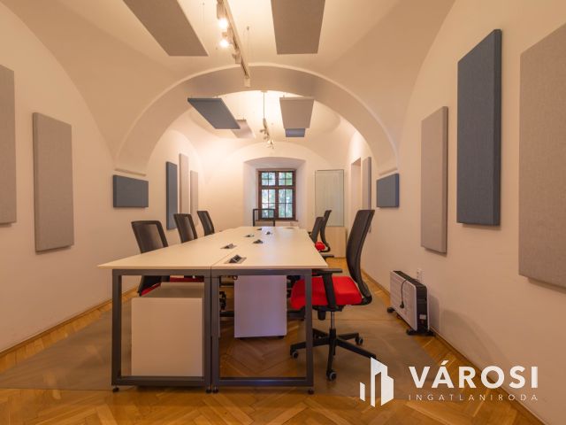 Nagy irodahelyiség teljes berendezéssel